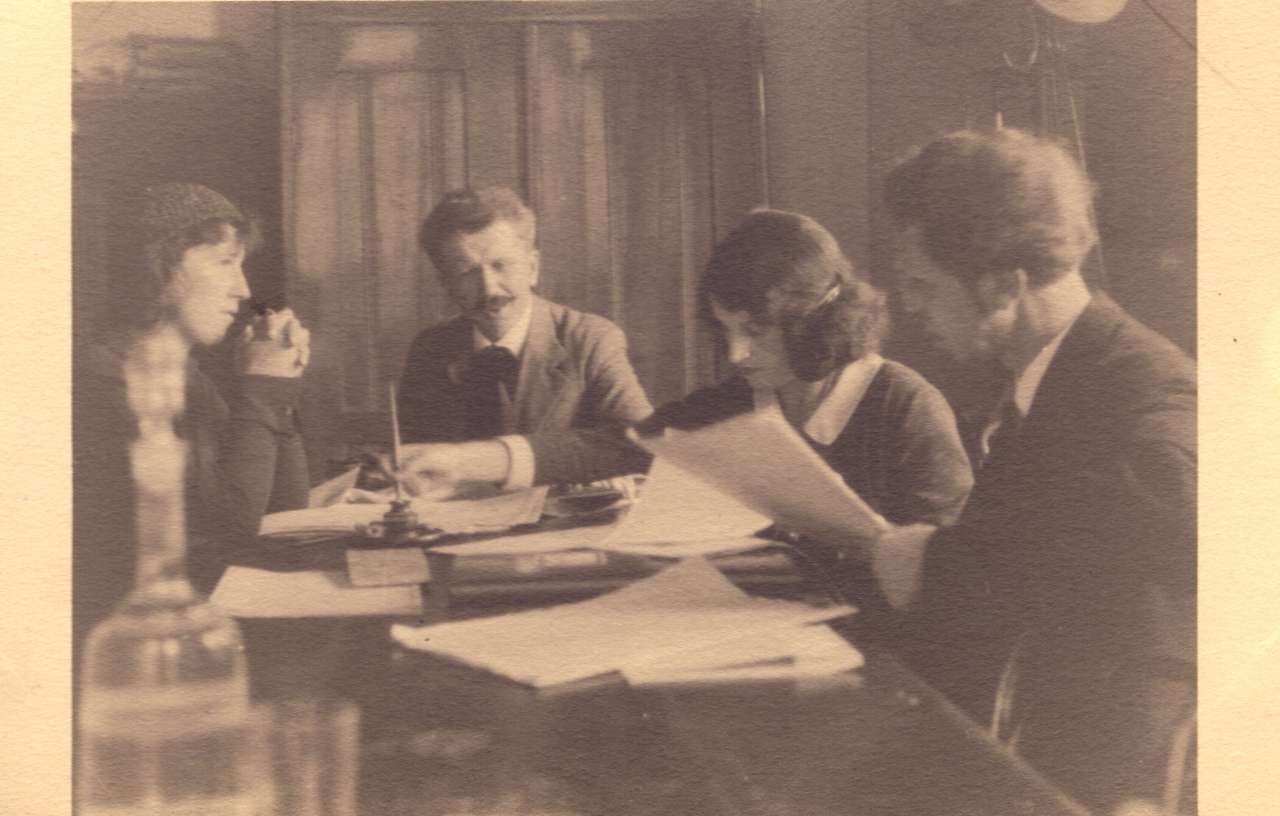 Станіслав Людкевич (в центрі), Василь Барвінський у Вищому музичному інституті імені Миколи Лисенка у Львові, 1930-і рр.