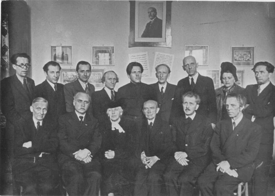 У Львівській консерваторії, 1946 р. У першому ряді сидять: Остап Лисенко, Левко Ревуцький, Соломія Крушельницька, Філарет Колесса, Станіслав Людкевич, Василь Барвінський. У другому ряді стоять: Андрій Штогаренко, Юрій Крих, Роман Сімович, Осип Москвичів, Михайлов, Тарас Шухевич, Тіпаков, Дарія Колесса-Залеська, Микола Колесса.