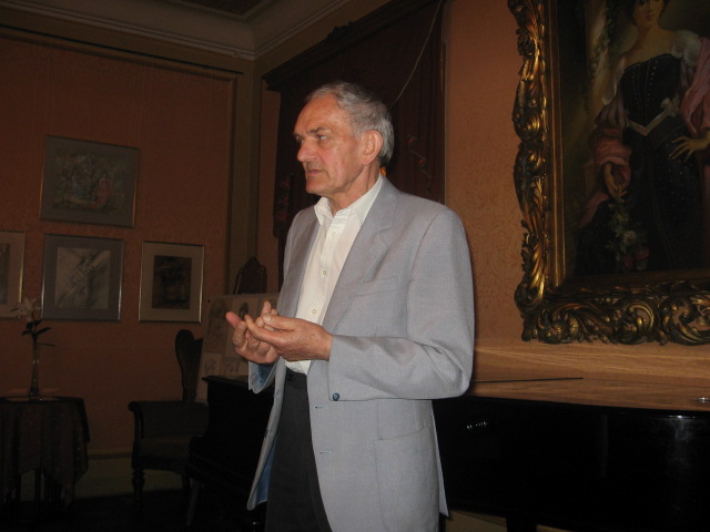 Богдан Сойка в експозиції Музею, 2009.