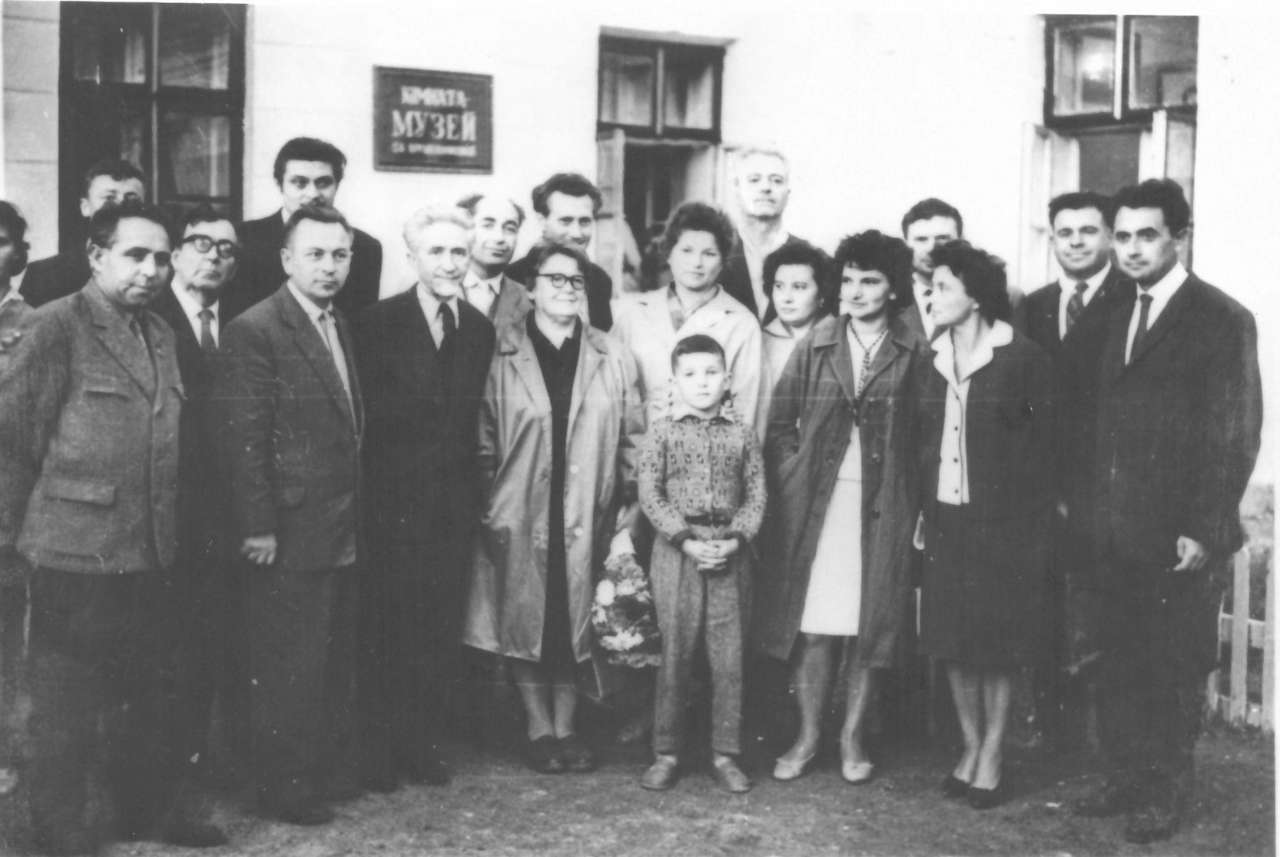 Діячі культури під час відкриття музею С. Крушельницької у с. Біла. Серед учасників – П. Медведик, М. Колесса, А. Кос-Анатольський, І. Вільде, М. Байко з сином, Т. Лагола, Б. Фільц, С. Генсірук