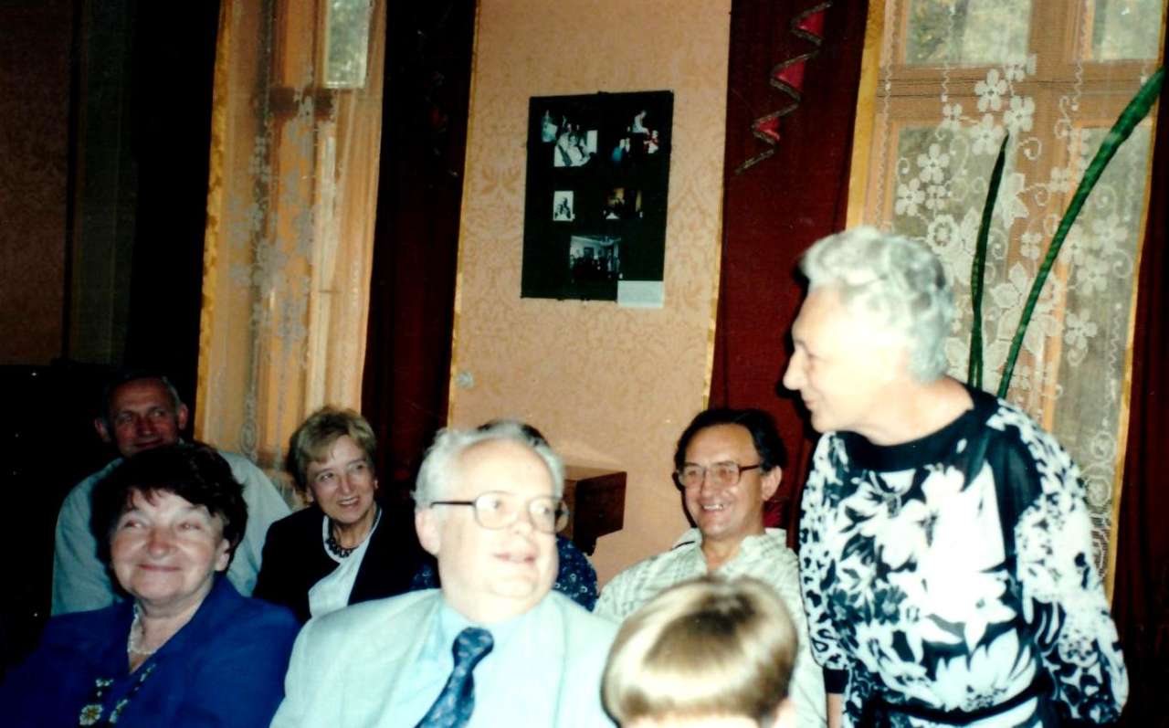 Учасники Першого зібрання родини Крушельницьких-Савчинських (ліворуч):1 ряд – Богдана Фільц, Мирослав Скорик, Олександра Блавацька; 2ряд–Лев Тарнавський, Теодора Савчинська-Латик, Роман Нуд. 24 серпня 2002 р.