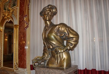 Скульптурний портрет С. Крушельницької( автор Я. Скакун) у Дзеркальній залі Львівської опери