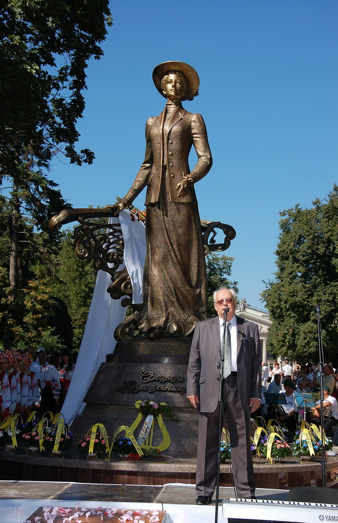 Композитор М. Скорик на відкритті пам’ятника С. Крушельницької в Тернополі. 22 серпня 2010