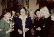 Іра Маланюк в Музеї Соломії Крушельницької, 2002 р. Ірина Криворучка, Галина Тихобаєва, Іра Маланюк, Олександра Блавацька, Віра Федорченко, Галина Черноба, Стефанія Павлишин