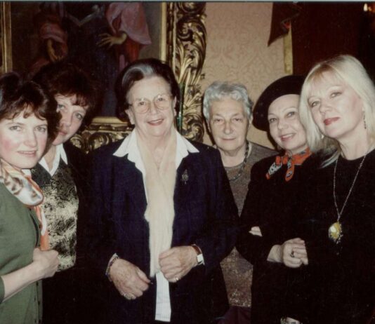 Іра Маланюк в Музеї Соломії Крушельницької, 2002 р. Ірина Криворучка, Галина Тихобаєва, Іра Маланюк, Олександра Блавацька, Віра Федорченко, Галина Черноба, Стефанія Павлишин